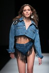 Показ BLCV by Bulichev — Riga Fashion Week SS19 (наряды и образы: голубая джинсовая куртка, голубые джинсовые шорты с бахромой)