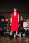 Modenschau von Nonameatelier — Riga Fashion Week SS19 (Looks: rotes Midi Kleid mit Ausschnitt, schwarze Stiefeletten)