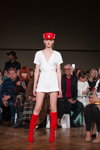 Pokaz Nonameatelier — Riga Fashion Week SS19 (ubrania i obraz: sukienka mini z dekoltem biała, kozaki czerwone)