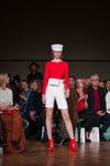 Паказ Nonameatelier — Riga Fashion Week SS19 (нарады і вобразы: чырвоны джэмпер, белыя шорты з завышанай таліяй, чырвоныя паўботы)