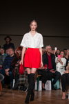 Показ Nonameatelier — Riga Fashion Week SS19 (наряды и образы: белая блуза с коротким рукавом, красная юбка, чёрные сапоги-чулки)
