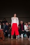 Показ Nonameatelier — Riga Fashion Week SS19 (наряди й образи: біла блуза, червоні кюлоти)