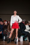 Desfile de Nonameatelier — Riga Fashion Week SS19 (looks: blusa blanca, falda roja corta, botas negras)