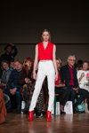 Desfile de Nonameatelier — Riga Fashion Week SS19 (looks: chaleco rojo, pantalón blanco, botas rojas)