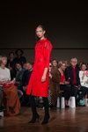 Modenschau von Nonameatelier — Riga Fashion Week SS19 (Looks: rotes Hemdblusenkleid, schwarze Stiefel)