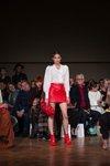 Показ Nonameatelier — Riga Fashion Week SS19 (наряды и образы: белая блуза, красная юбка мини)