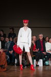 Показ Nonameatelier — Riga Fashion Week SS19 (наряди й образи: червоні напівчоботи, білий жіночий костюм (жакет, шорти), червона сумка)