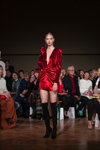 Modenschau von Nonameatelier — Riga Fashion Week SS19 (Looks: rotes Cocktailkleid mit Ausschnitt, schwarze Stiefel)