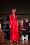 Modenschau von Nonameatelier — Riga Fashion Week SS19 (Looks: rotes Abendkleid, schwarze Pumps)