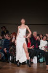 Modenschau von Nonameatelier — Riga Fashion Week SS19 (Looks: weißes Abendkleid mit Trägern mit Schlitz, schwarze Stiefeletten)