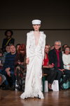 Pokaz Nonameatelier — Riga Fashion Week SS19 (ubrania i obraz: suknia wieczorowa z dekoltem biała)