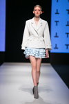 Pokaz Talented — Riga Fashion Week SS19 (ubrania i obraz: żakiet biały, spódnica mini błękitna, botki szare)