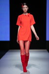 Modenschau von Talented — Riga Fashion Week SS19 (Looks: rotes Mini Kleid, rote Netzstrumpfhose, rote Stiefel aus Sämischleder)