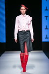 Pokaz Talented — Riga Fashion Week SS19 (ubrania i obraz: bluzka różowa, spódnica z rozcięciem czarna, rajstopy w siatkę czerwone, kozaki zamszowe czerwone)