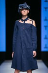 Modenschau von Talented — Riga Fashion Week SS19 (Looks: blaues Hemdblusenkleid, blauer Hut)