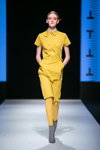 Показ Talented — Riga Fashion Week SS19 (наряды и образы: желтое платье с запахом, желтые колготки, серые полусапоги)