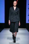 Pokaz Talented — Riga Fashion Week SS19 (ubrania i obraz: rajstopy w siatkę czarne, botki czarne, garnitur damski (żakiet, szorty) czarny)