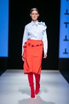 Desfile de Talented — Riga Fashion Week SS19 (looks: blusa azul claro, falda roja, botas de gamuzaas rojas)