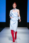 Показ Talented — Riga Fashion Week SS19 (наряди й образи: блакитна сукня, червоні чоботи-панчохи)