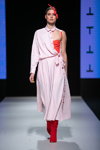 Показ Talented — Riga Fashion Week SS19 (наряды и образы: розовое платье-рубашка, красные сапоги)
