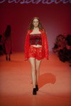 Pokaz GASANOVA — Ukrainian Fashion Week FW18/19 (ubrania i obraz: żakiet czerwony koronkowy, szorty czerwone koronkowe)