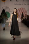 Pokaz Elena GOLETS — Ukrainian Fashion Week FW18/19 (ubrania i obraz: sukienka midi czarna)
