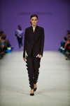 Desfile de Larisa Lobanova — Ukrainian Fashion Week FW18/19 (looks: traje de pantalón negro, zapatos de tacón negros)