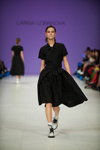 Pokaz Larisa Lobanova — Ukrainian Fashion Week FW18/19 (ubrania i obraz: sukienka czarna)