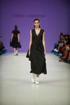 Pokaz Larisa Lobanova — Ukrainian Fashion Week FW18/19 (ubrania i obraz: sukienka czarna)