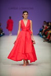 Modenschau von Larisa Lobanova — Ukrainian Fashion Week FW18/19 (Looks: rotes Abendkleid mit Ausschnitt)