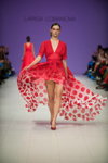 Tetiana Bryk. Pokaz Larisa Lobanova — Ukrainian Fashion Week FW18/19 (ubrania i obraz: suknia wieczorowa w groszki czerwona)