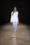 Modenschau von GASANOVA — Ukrainian Fashion Week SS19 (Looks: weiße Strumpfhose, weißer Blazer)