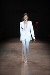 Modenschau von GASANOVA — Ukrainian Fashion Week SS19 (Looks: weiße Strumpfhose, weißer Blazer)