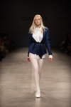 Modenschau von GASANOVA — Ukrainian Fashion Week SS19 (Looks: blauer Blazer, weiße Bluse, blonde Haare, weiße transparente Strumpfhose)