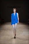 Jana Kutischewskaja. Modenschau von GASANOVA — Ukrainian Fashion Week SS19 (Looks: blauer Blazer, silberne Hose)