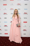 Olga Sumska. 10. ceremonia wręczenia nagród "Viva! Najpiękniejsze 2018" (ubrania i obraz: suknia wieczorowa różowa, blond (kolor włosów))