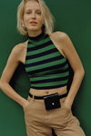 Kampania Bershka FW2018 (ubrania i obraz: krótki top pasiasty, jeansy cieliste, blond (kolor włosów), krótki top zielony pasiasty)
