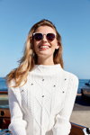 Kampania Betty Barclay FW18/19 (ubrania i obraz: pulower biały, okulary przeciwsłoneczne)