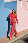 Kampania Betty Barclay FW18/19 (ubrania i obraz: bluzka czerwona, spodnie czerwone, półbuty czerwone, okulary przeciwsłoneczne)