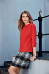Kampania Betty Barclay FW18/19 (ubrania i obraz: pulower czerwony, spódnica w kratę czarno-biała)