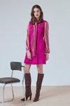 Lookbook Blumarine FW18/19 (ubrania i obraz: sukienka w kolorze fuksji, kozaki brązowe)
