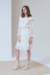 Lookbook Blumarine FW18/19 (ubrania i obraz: sukienka z gipiury biała, botki białe)