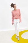 Lookbook Brantano SS18 (ubrania i obraz: bluzka pasiasta czerwono-biała, jeansy białe)