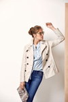 Lookbook BRAX SS18 (ubrania i obraz: jeansy niebieskie, żakiet biały, bluzka błękitna, okulary przeciwsłoneczne)