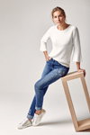 Lookbook BRAX SS18 (ubrania i obraz: jeansy niebieskie, pulower biały, buty sportowe białe)