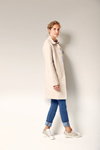 Lookbook BRAX SS18 (ubrania i obraz: jeansy niebieskie, palto białe)