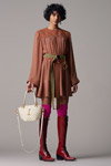 Lookbook Chloé FW18 (ubrania i obraz: sukienka brązowa, torebka biała, , pończochy bawełniane w kolorze fuksji)