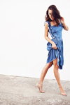 Lookbook Cross Jeans SS18 (ubrania i obraz: dżinsowa sukienka niebieska, sandały cieliste)