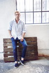 Лукбук Cross Jeans SS18 (наряды и образы: синие джинсы, белая рубашка)