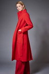 Lookbook von Debenhams AW17 (Looks: roter Mantel, rote Hose)